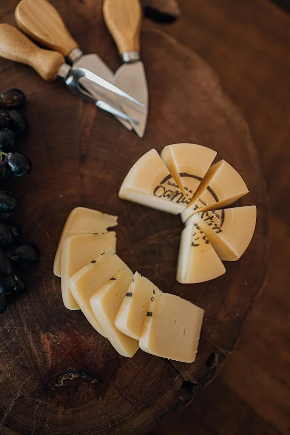 Queijo Canastra cortado para servir