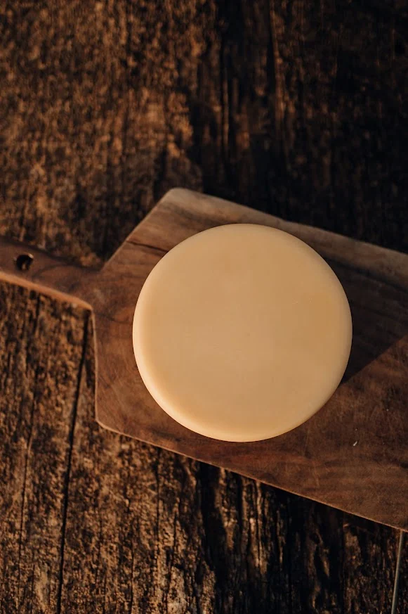Queijo inteiro sobre a madeira